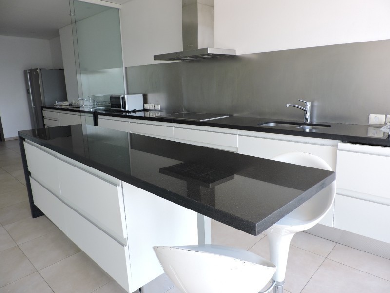 Departamento de 4 dormitorios y dependencia frente a la desembocadura